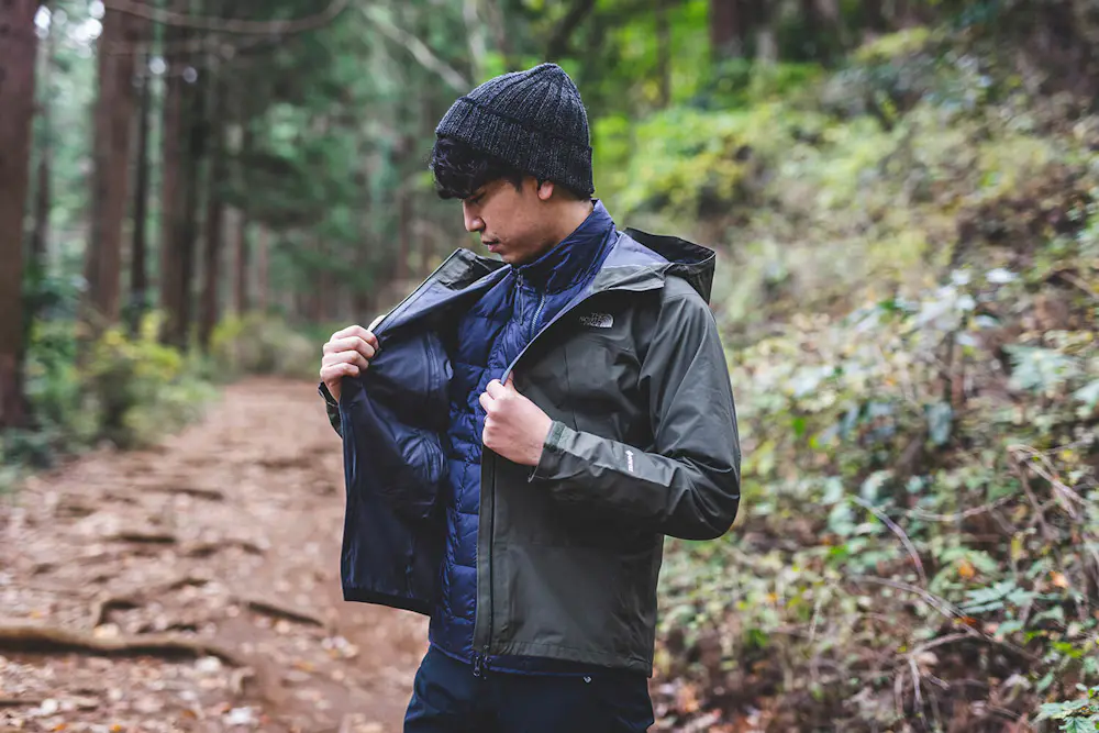 冬の低山登山に適した大人の服装例
