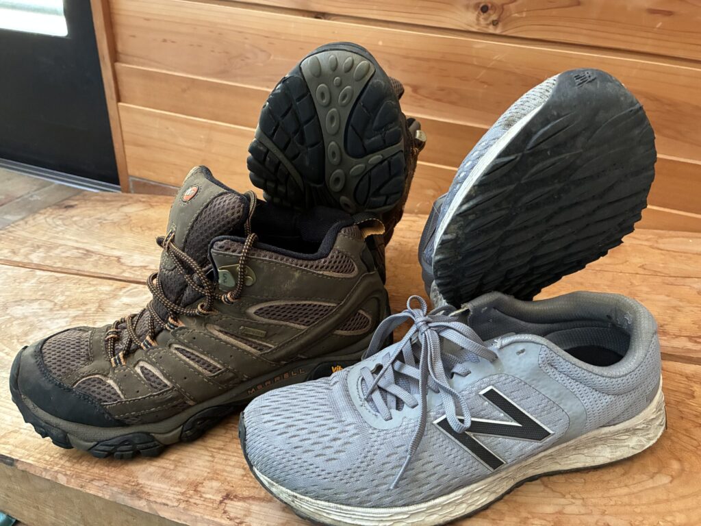 登山靴とスニーカーの違いがわかる足元比較