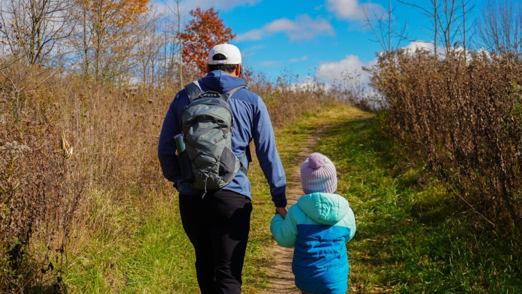 親子で低山を歩く登山道の様子