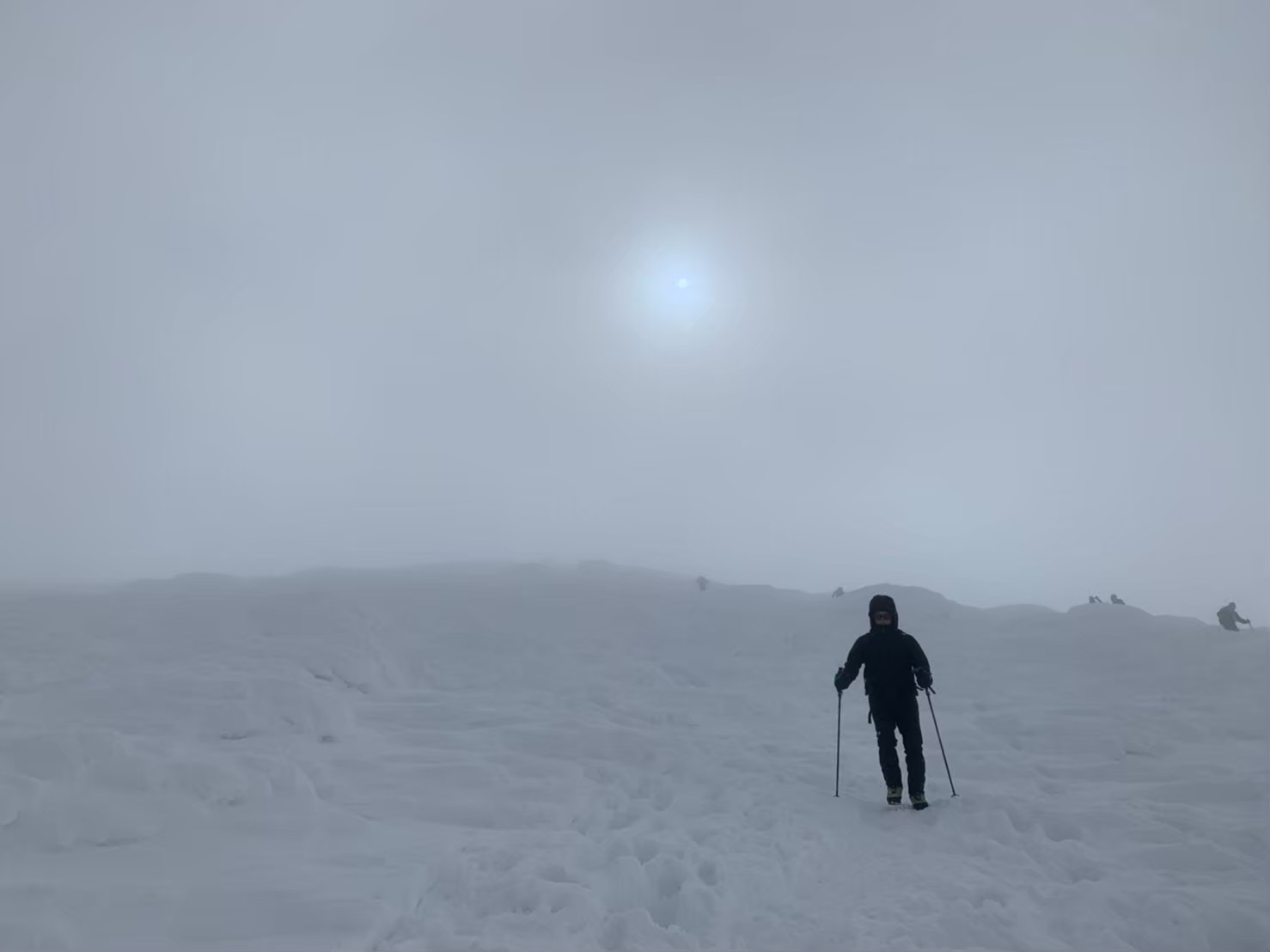 曇ったサングラス越しに白く見える登山道の風景