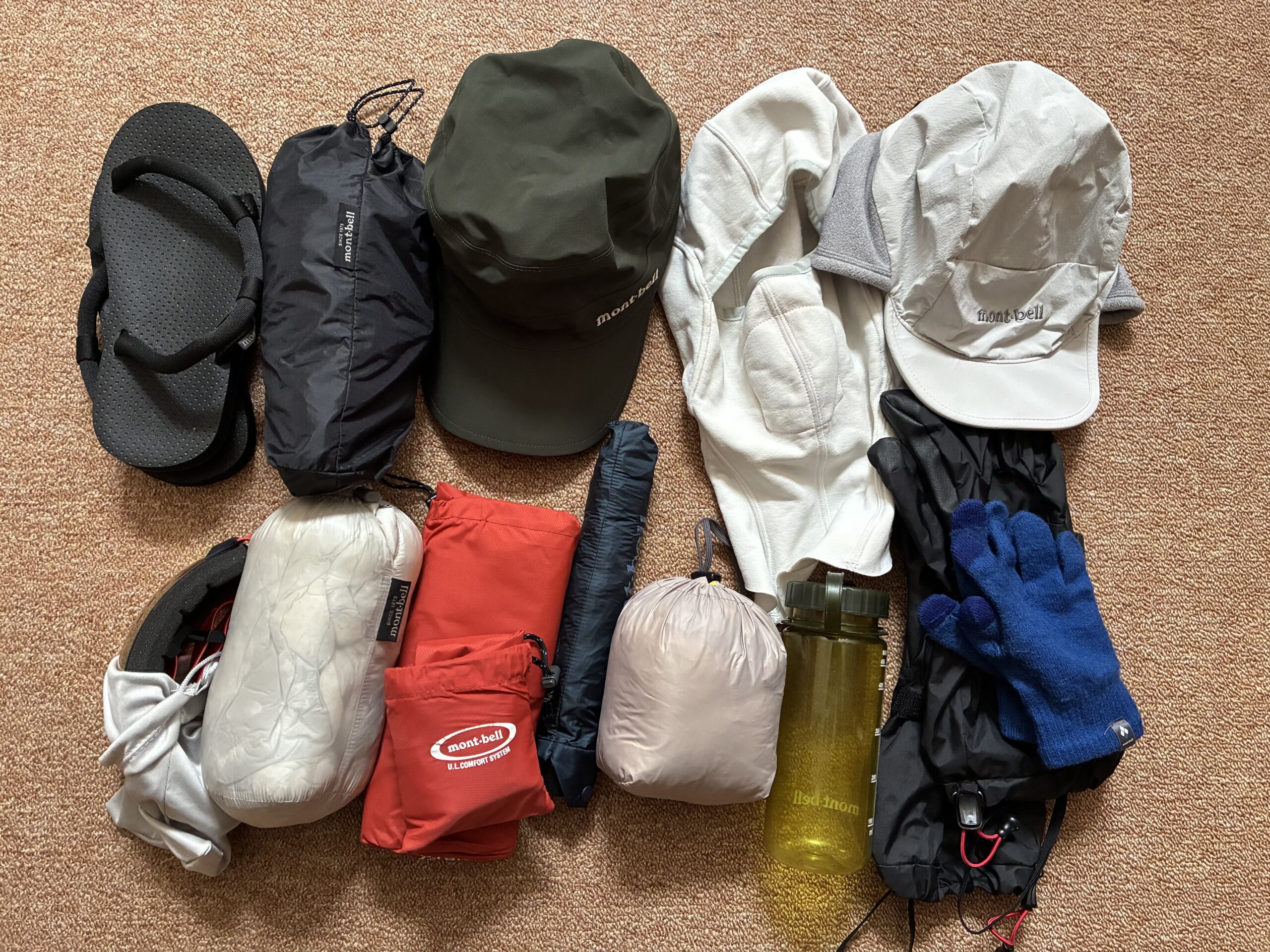 モンベルの登山用具の写真