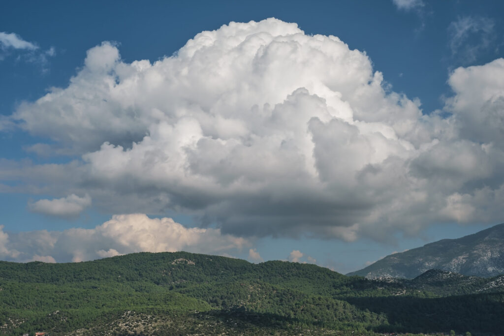 山の上空に浮かぶもこもこした積雲