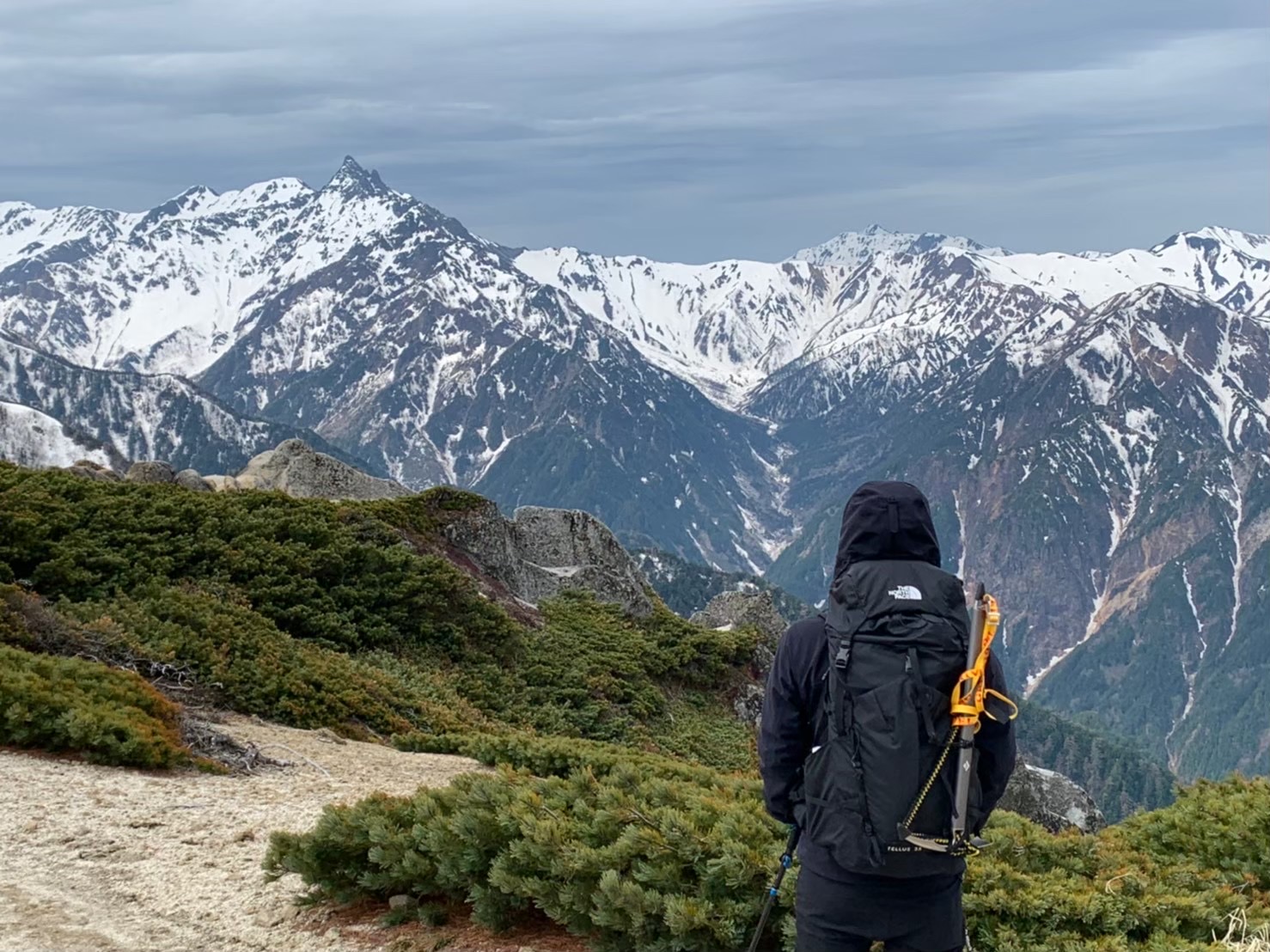 登山にお金がかかることを伝えるイメージ写真