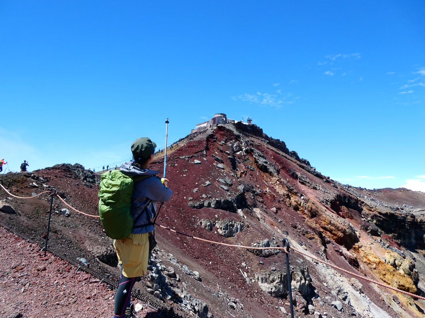 フル装備で富士山を登る登山者