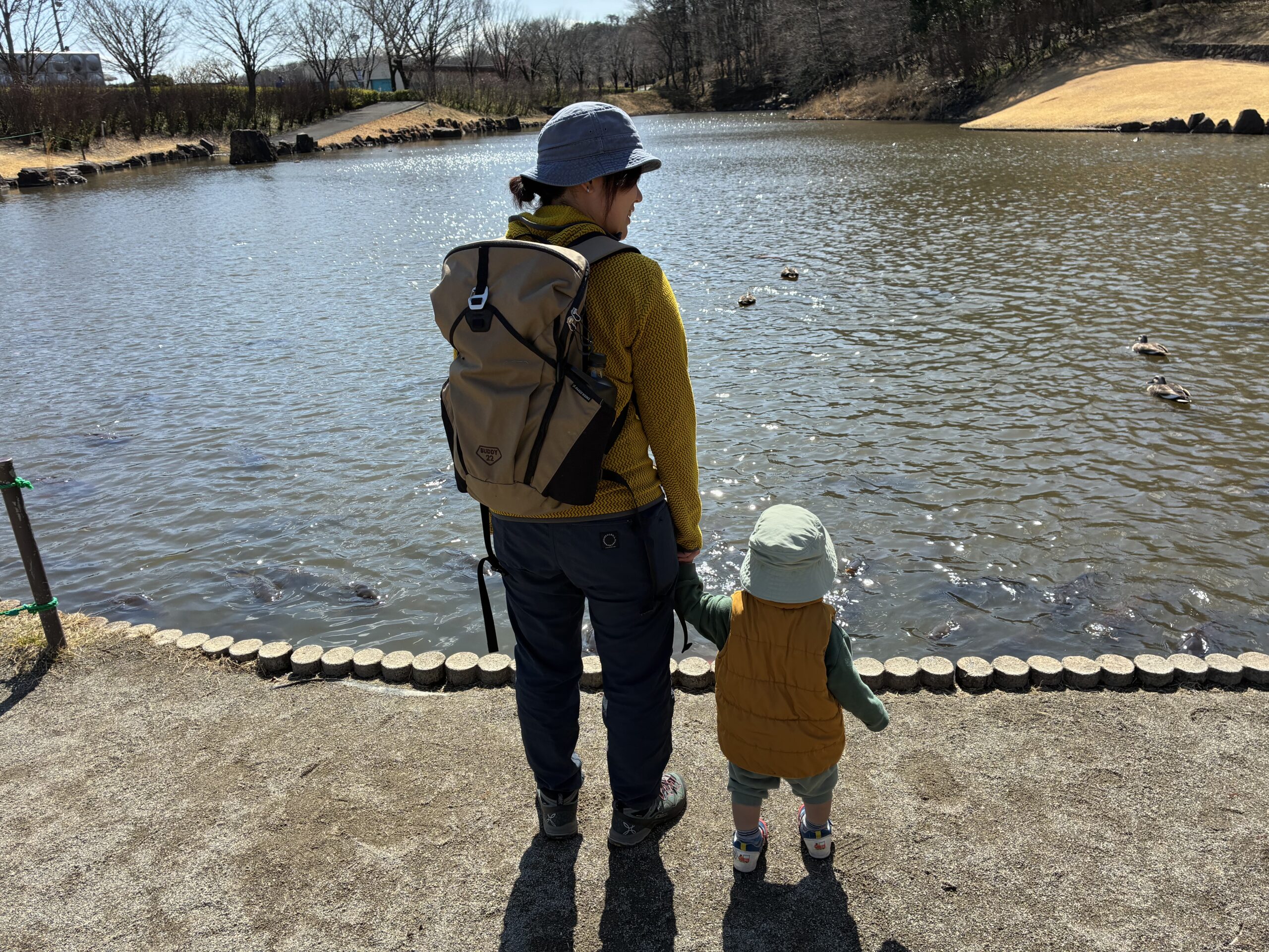 登山中にハットをかぶって歩く親子の様子