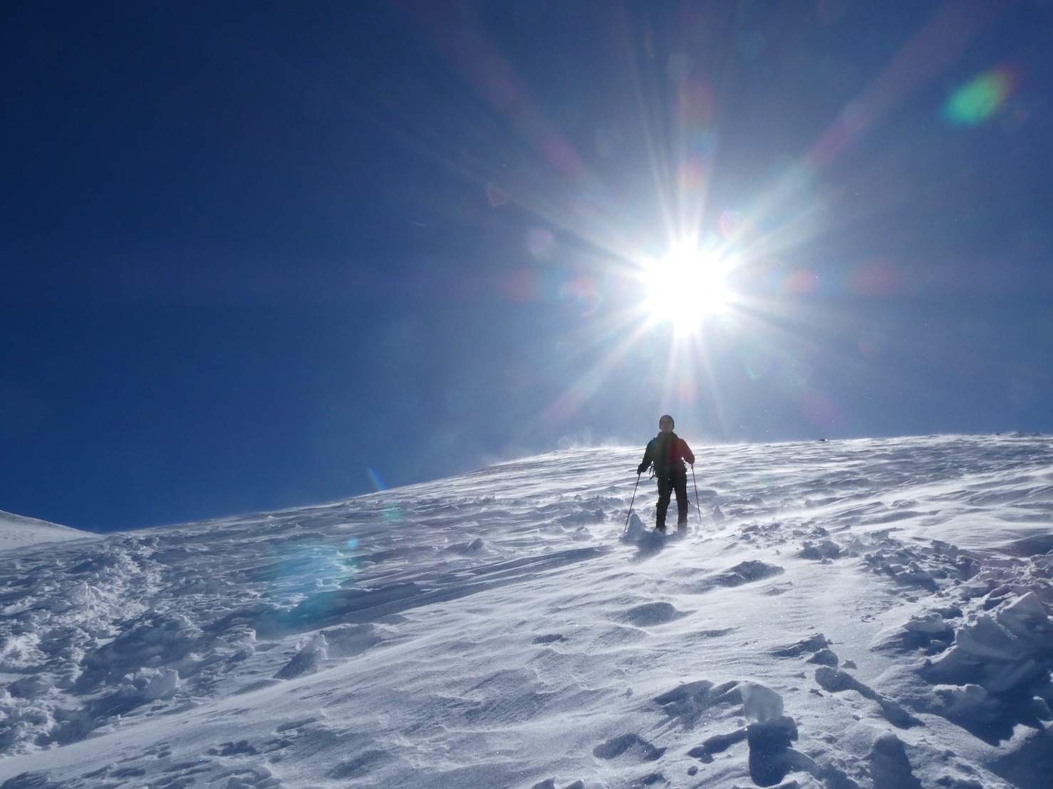 登山中の日焼け対策を解説するイメージ画像