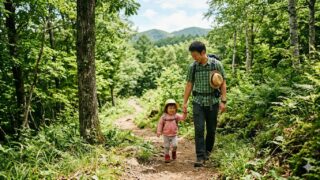 穏やかな低山の登山道を歩く親子。