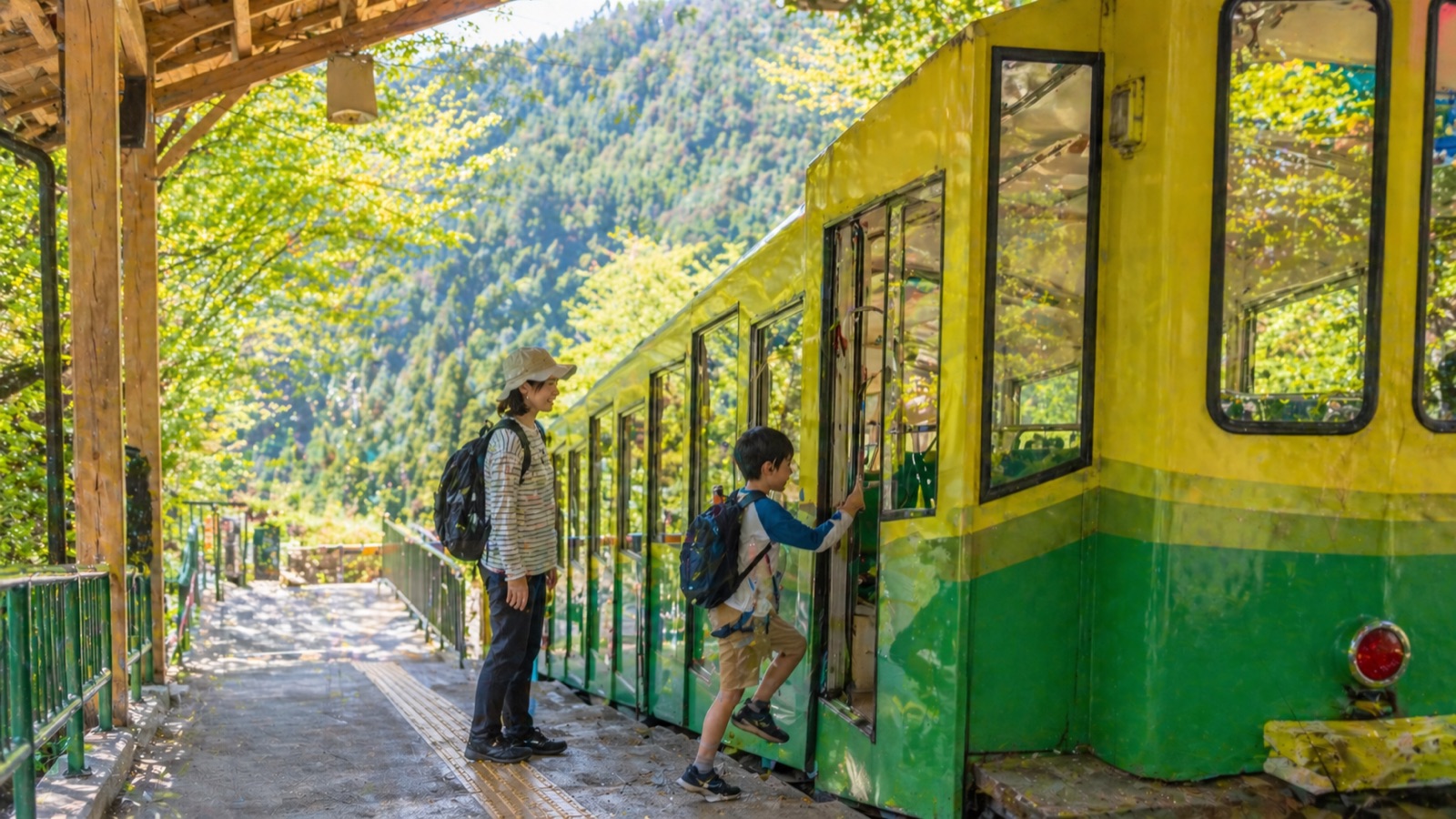 高尾山ケーブルカー駅で乗車する親子