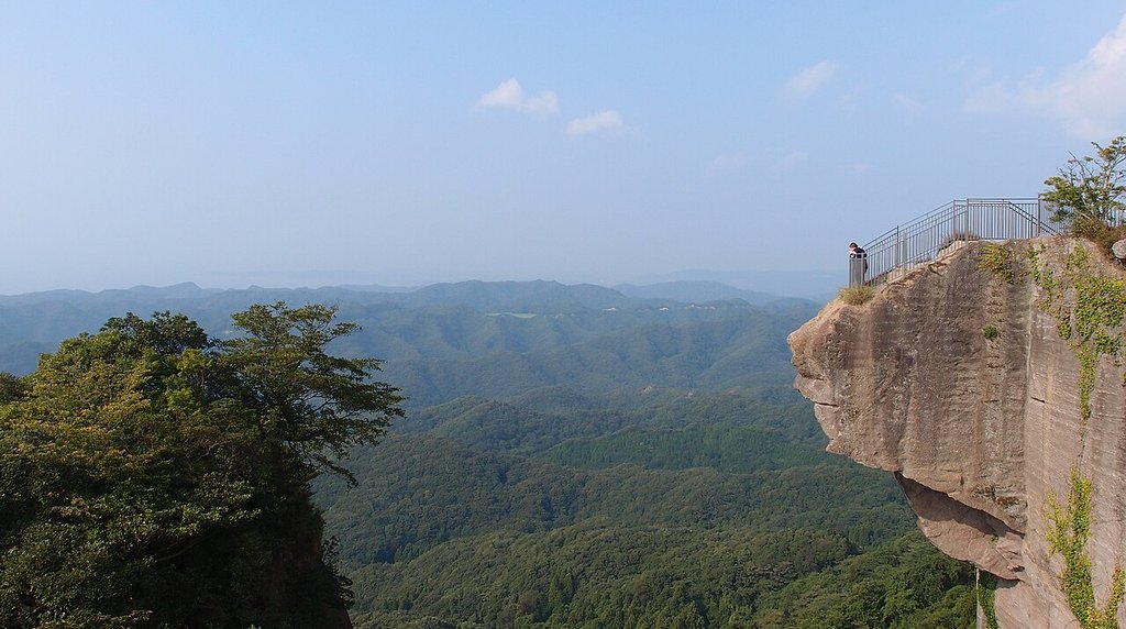 鋸山の地獄のぞきから望む断崖