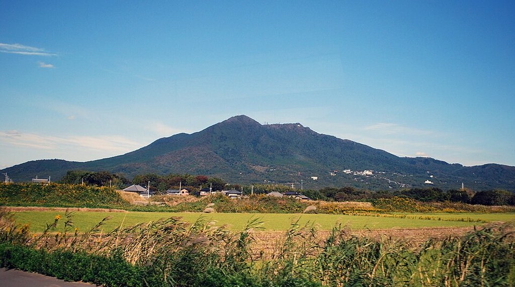 麓から望む筑波山の双耳峰