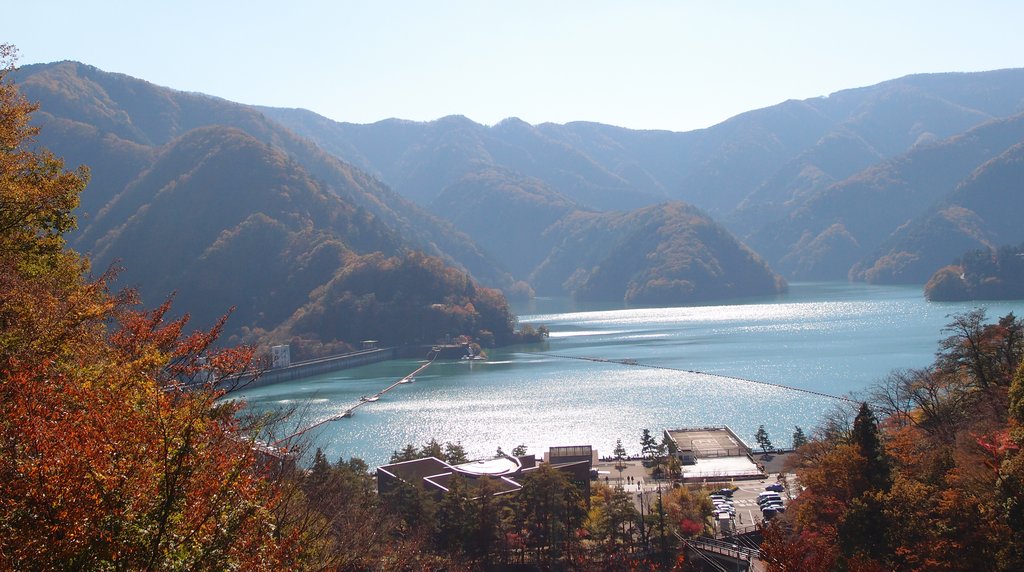 懐古道から見た奥多摩湖