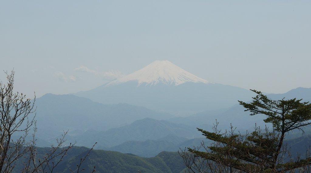 三頭山山頂に立つ登山者