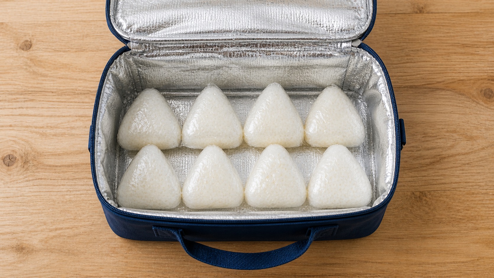 保冷おにぎりケースに収められたおにぎり