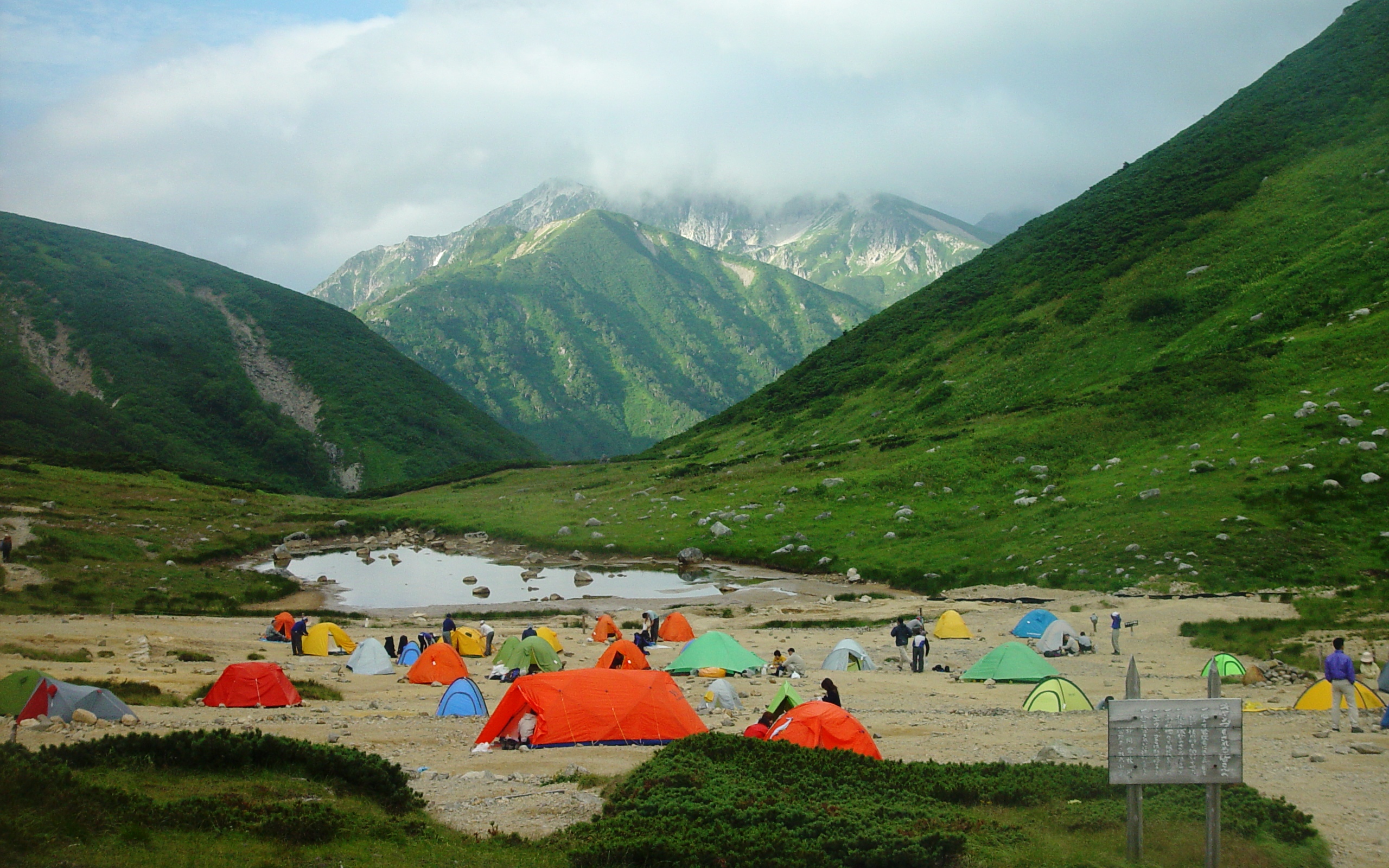 双六小屋テント場のカラフルなテント群と山並み