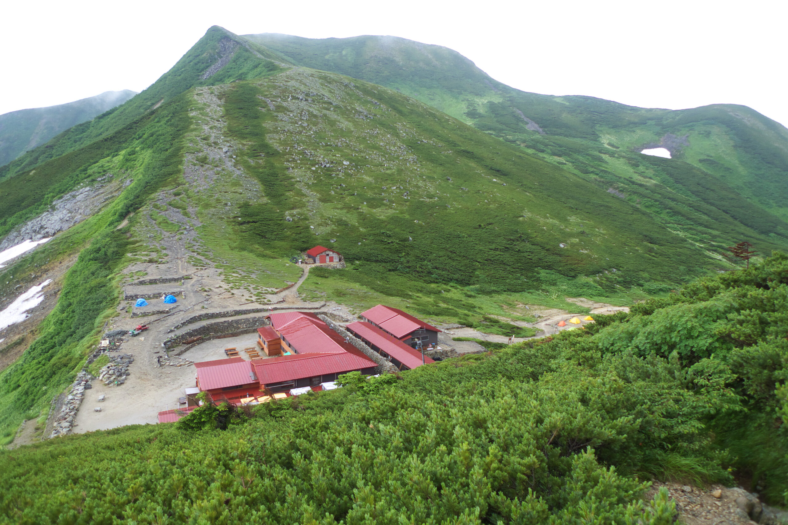 稜線から見下ろした双六小屋とモミ沢岳の風景