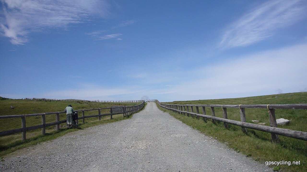 美ヶ原高原の遊歩道、柵に沿った散策路