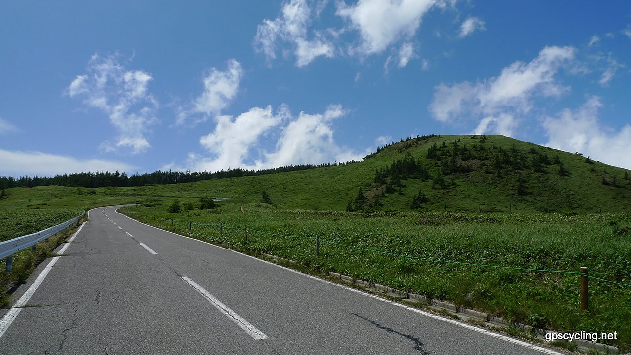 美ヶ原スカイラインの道路と緑の山並み、アクセス経路