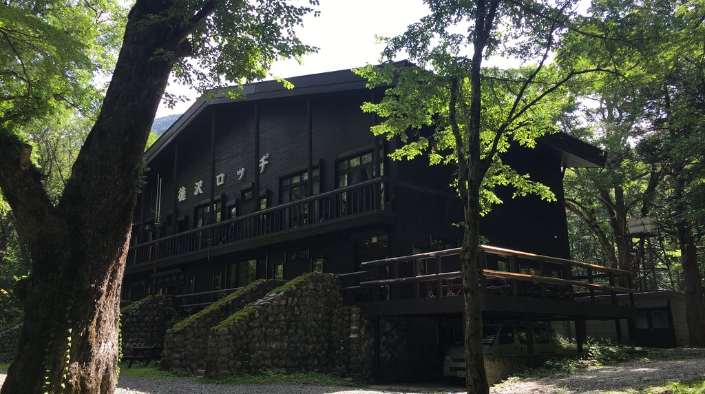 徳沢ロッジ（徳澤園）の建物。山小屋泊の選択肢として家族が利用するタイプの山小屋