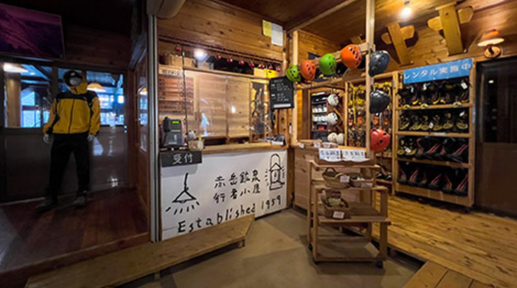 赤岳鉱泉の受付。テン場到着後にまず山小屋で受付を済ませる典型例