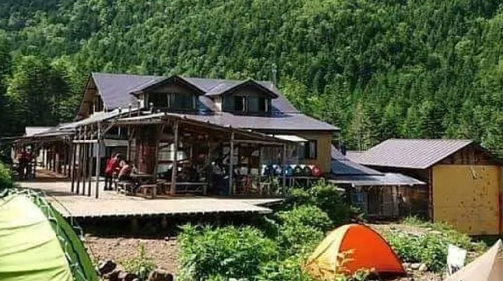 赤岳鉱泉の山小屋外観と手前のテント