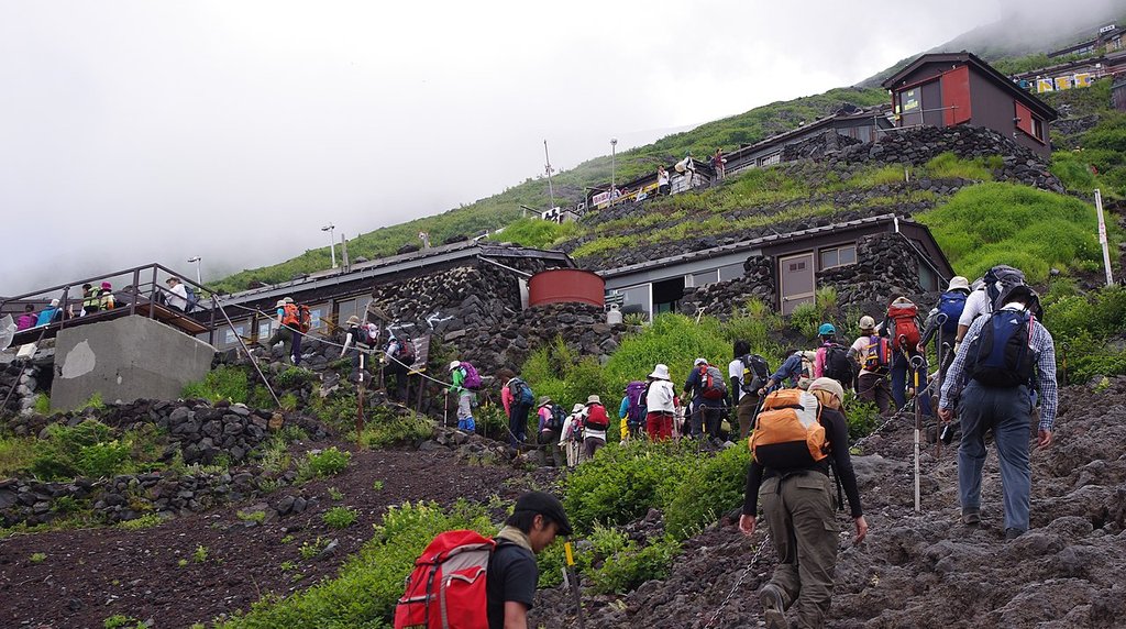 山小屋が点在する富士山の登山道