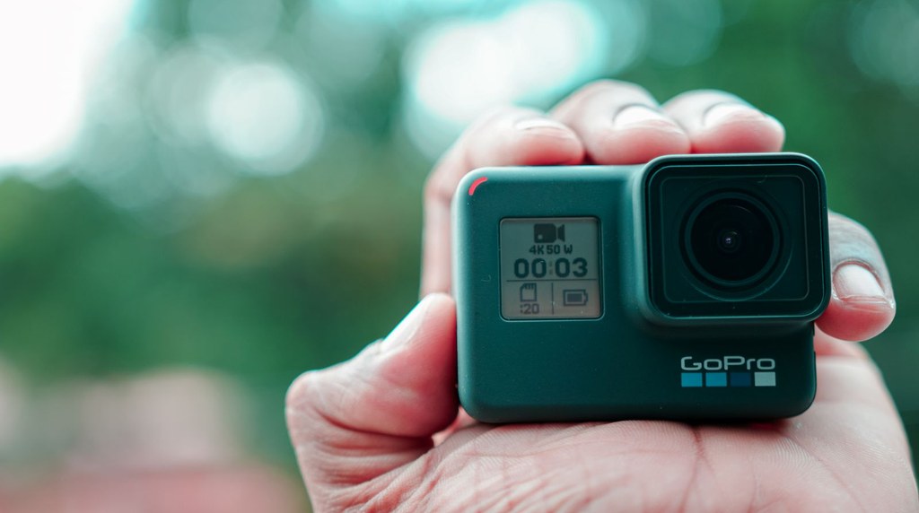 手に持ったGoProのアクションカメラと画面表示