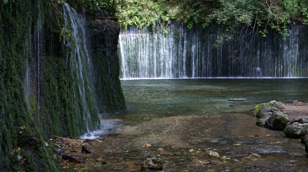 幅広に流れ落ちる白糸の滝