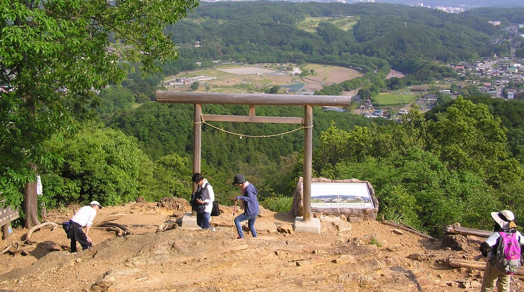 日和田山の鳥居ごしに望む巾着田と奥武蔵の山並み