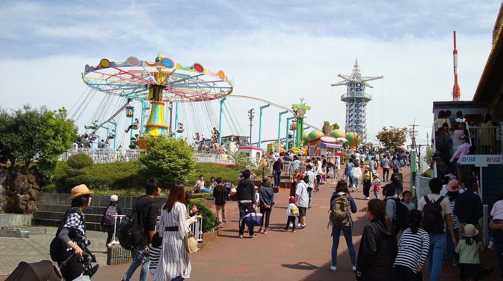 生駒山上遊園地で遊ぶ親子連れ