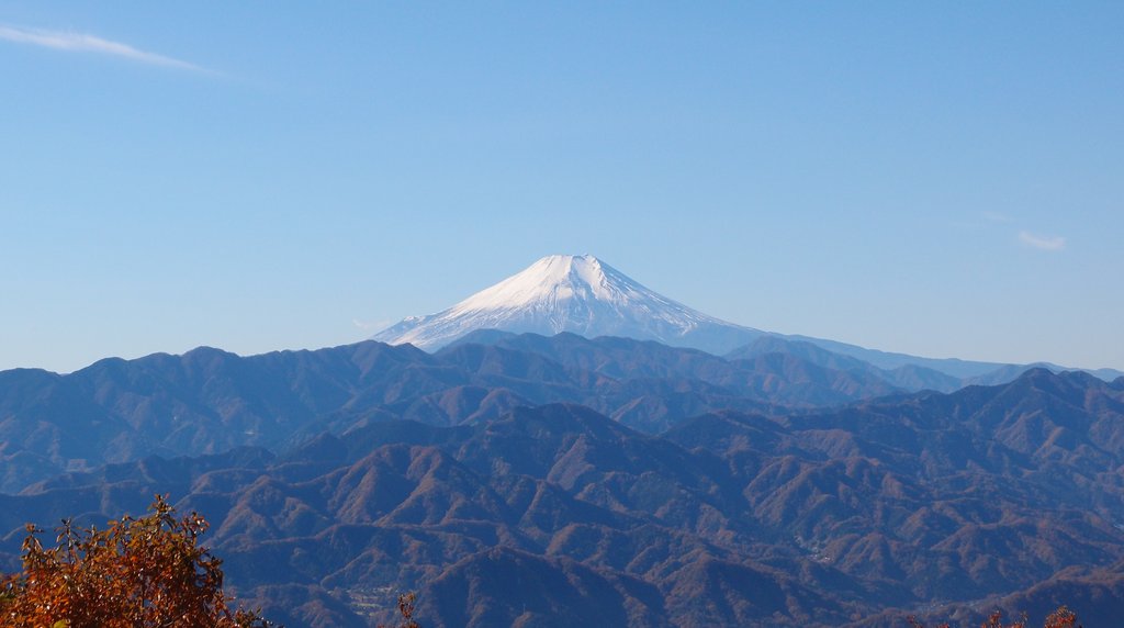 陣馬山から望む冠雪の富士山と山並み