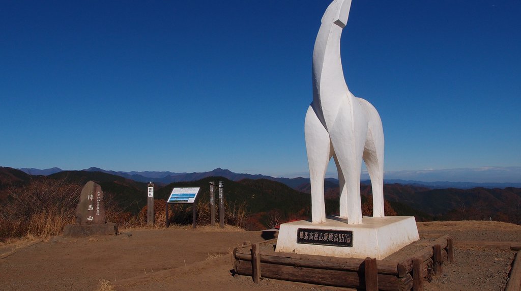 陣馬山の山頂に立つ白馬の像