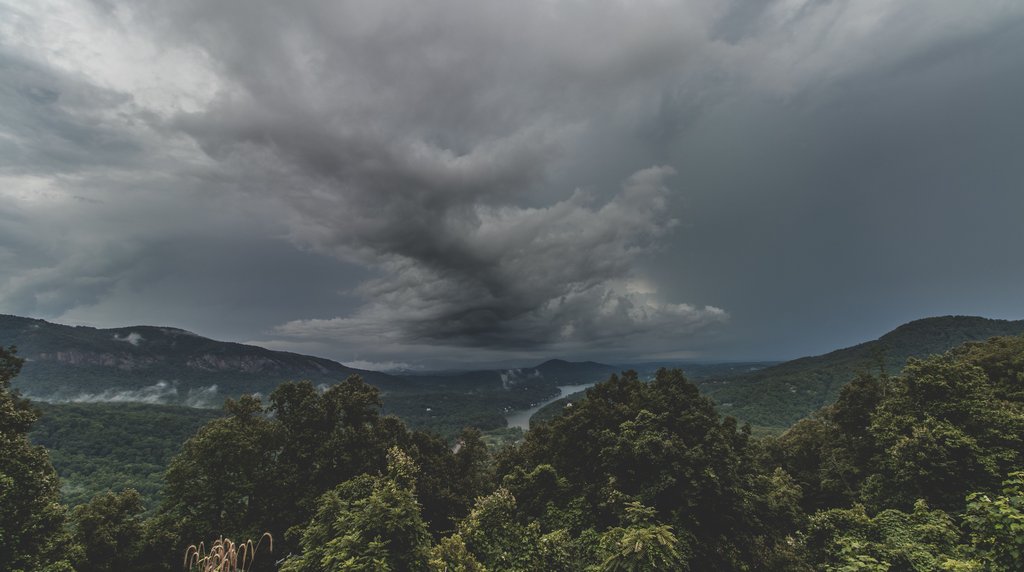 夏山に垂れ込める暗い積乱雲