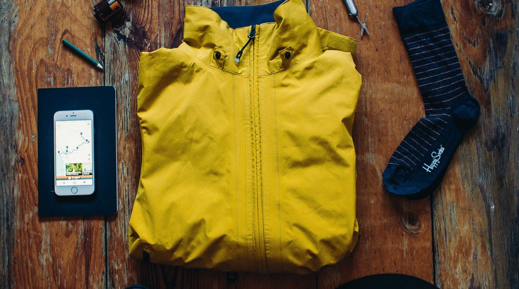 レインウェアやソックスなどの登山装備