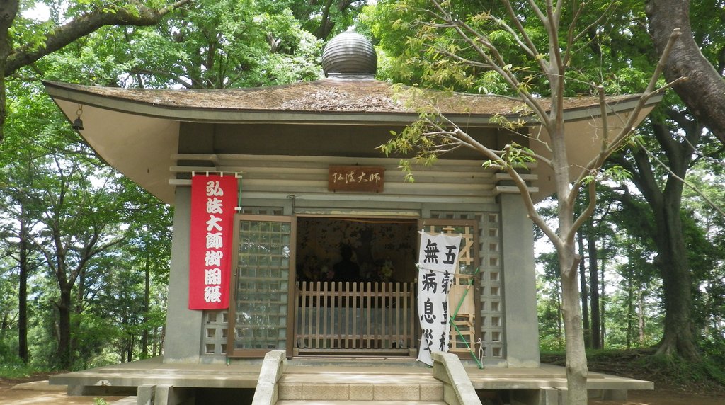 弘法山の山頂に立つ釈迦堂