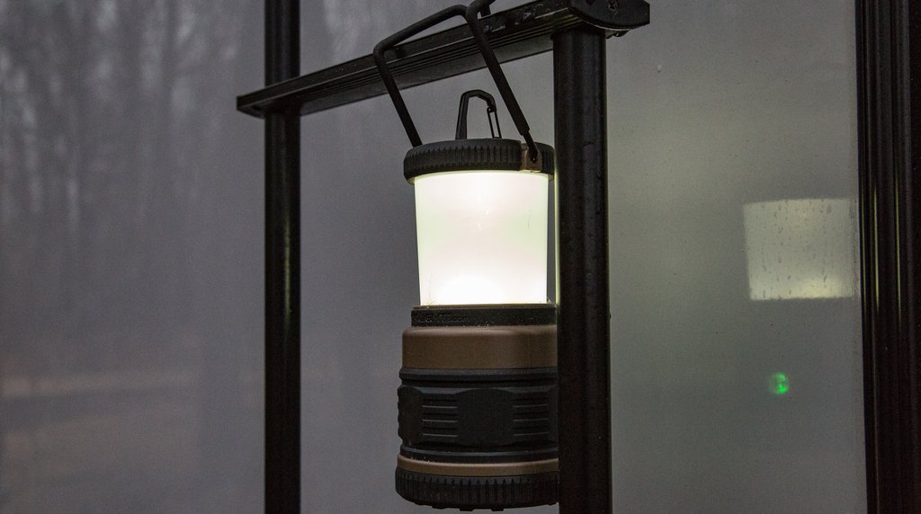 テント泊の夜を照らすLEDランタン