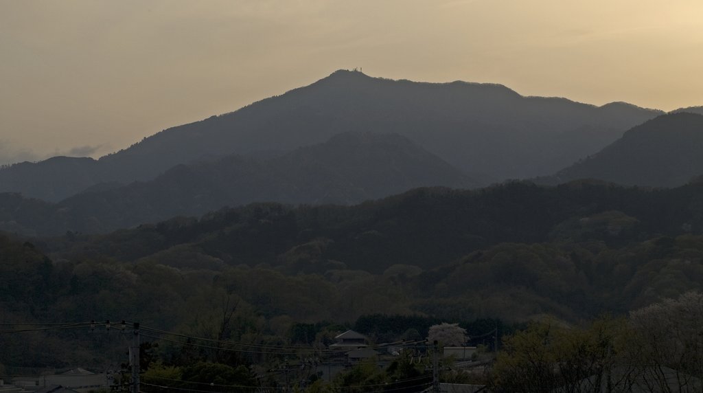 厚木の市街地ごしに望む丹沢・大山