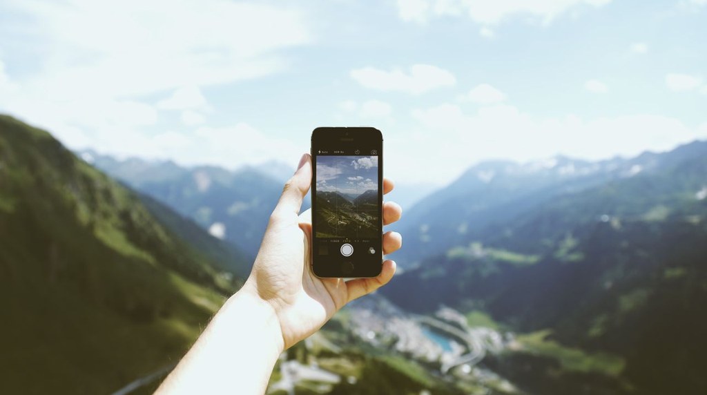 スマホで山の風景を撮影する手元