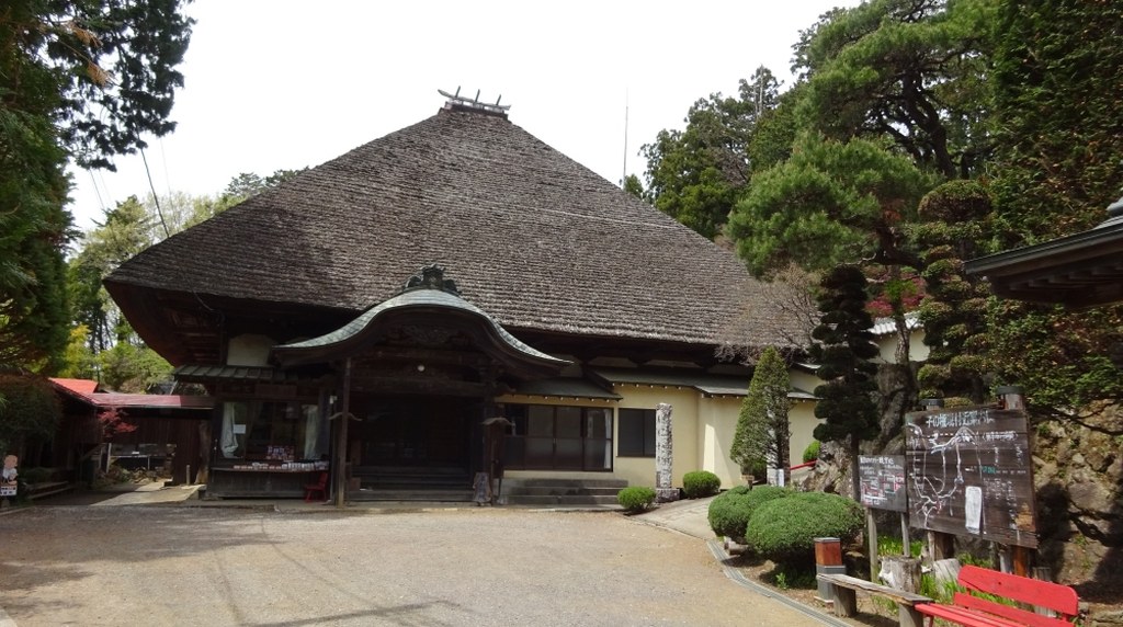 子ノ権現（天龍寺）の茅葺き屋根の本堂