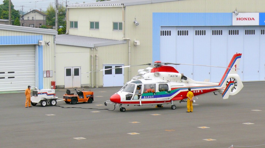 地上に駐機する埼玉県防災航空隊のヘリコプター