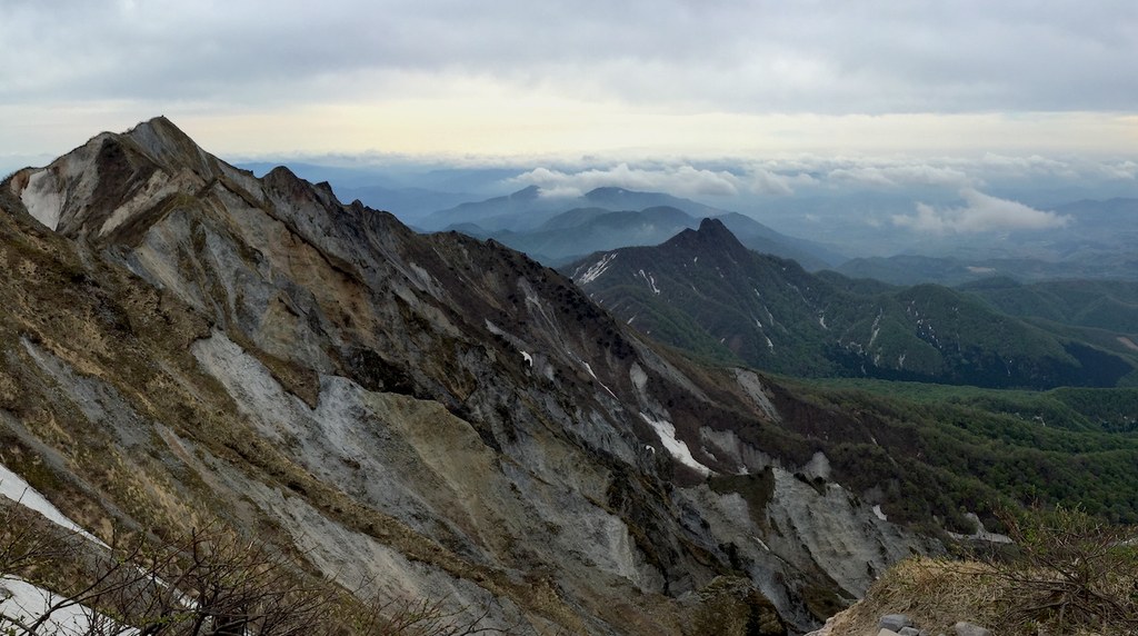 夏の大山（伯耆大山）の崩れやすい稜線