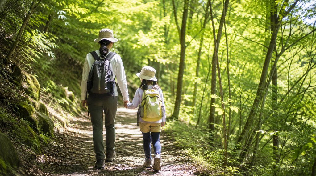登山道を歩く親子の後ろ姿