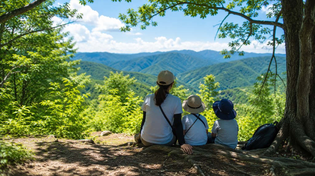 夏の登山道で木陰で休憩する親子