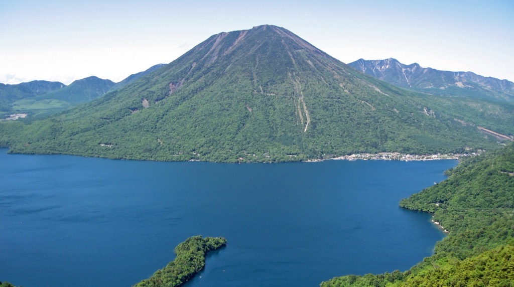 中禅寺湖の対岸から望む夏の男体山