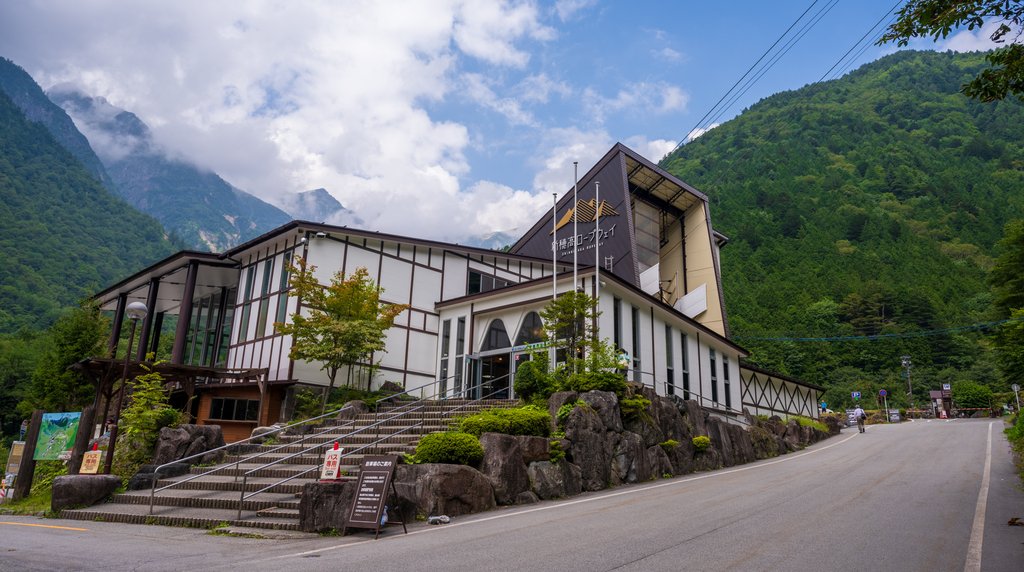 新穂高ロープウェイの駅と登山口