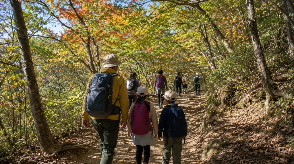 連休でにぎわう秋の登山道を歩く親子