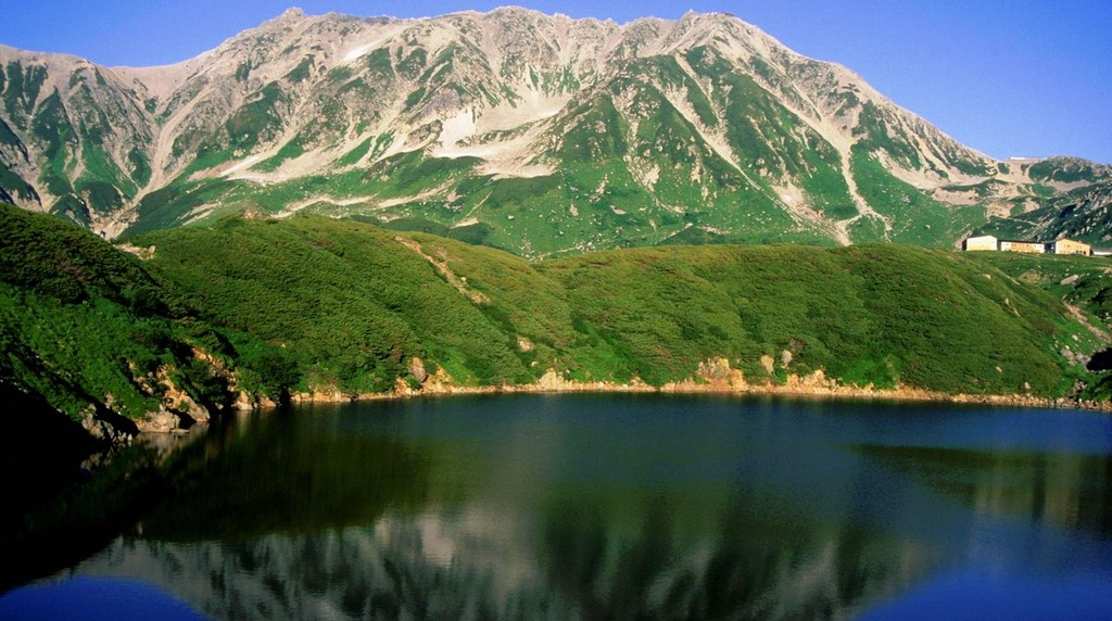 みくりが池の奥に夏の立山三山がそびえる室堂平の風景