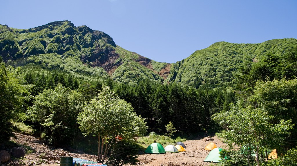 行者小屋のテント場から見上げる赤岳方面