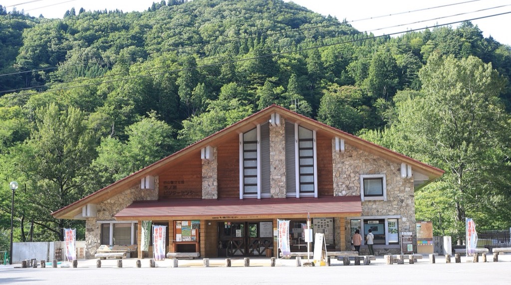 市ノ瀬ビジターセンターの建物と手前の駐車場