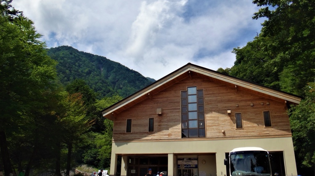 広河原のバス停とインフォメーションセンターに停まる登山バス