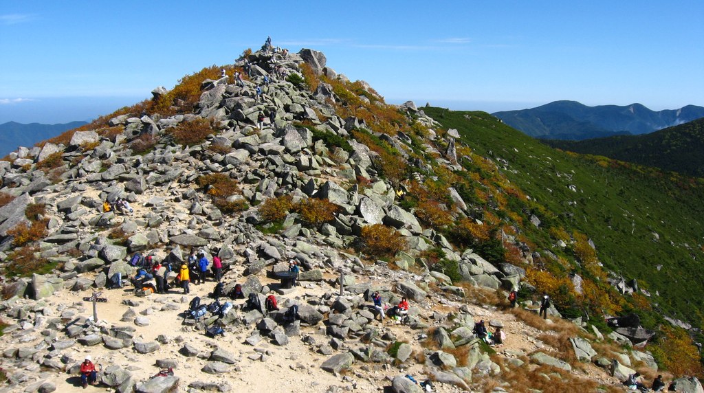 金峰山の山頂部に続く岩まじりの頂稜と登山者